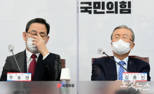 김종인 국민의힘 비상대책위원장과 주호영 원내대표가 25일 국회에서 열린 비상대책위원회의에서 생각에 잠겨 있다. 윤창원 기자
