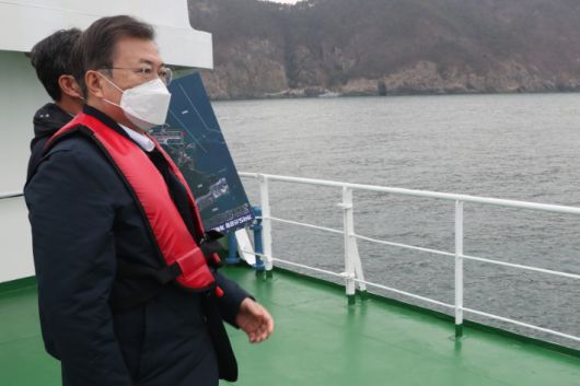 문재인 대통령이 25일 부산에서 열린 '동남권 메가시티 구축 전략 보고'에 참석, 가덕도 공항 예정지를 선상 시찰하고 있다. 연합뉴스