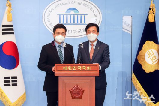 정대진 시대전환 수석대변인, 신영대 더불어민주당 대변인이 2일 오전 국회 소통관에서 양당의 서울시장 후보 단일화 관련 기자회견을 열고 있다. 윤창원 기자