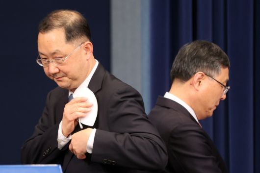 4일 임명된 김진국 대통령비서실 민정수석비서관이 청와대 춘추관에서 인사말을 하기위해 연단으로 올라서며 인사말을 마친 전임 신현수 수석과 교차하고 있다. 연합뉴스