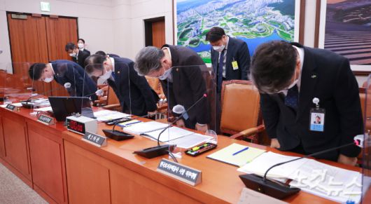 변창흠 국토교통부 장관(왼쪽 두번째)과 장충모 한국토지주택공사 사장 직무대행(오른쪽)을 비롯한 참석자들이 지난 9일 오후 국회에서 열린  국토교통위원회 전체회의에서 최근 벌어진 LH 직원들의 투기의혹에 관련해 허리숙여 사과하고 있다. 윤창원 기자