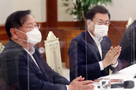 문재인 대통령이 10일 청와대에서 열린 더불어민주당 원내대표단 초청 간담회에 참석, 김태년 당 대표 직무대행 겸 원내대표가 발언을 마치자 박수치고 있다. 연합뉴스