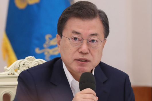 문재인 대통령이 10일 청와대에서 열린 더불어민주당 원내대표단 초청 간담회에 참석해 발언하고 있다. 연합뉴스