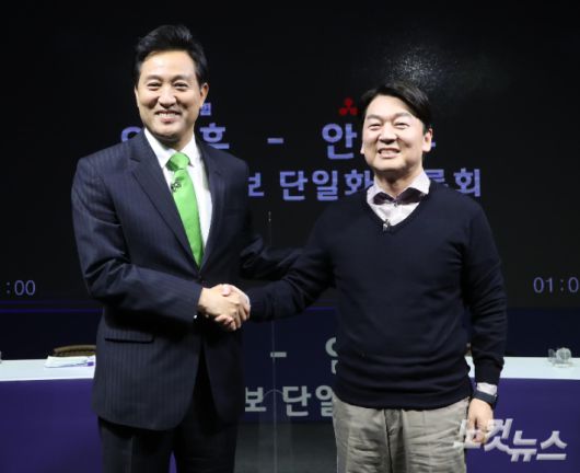 오세훈 국민의힘 서울시장 후보와 안철수 국민의당 서울시장 후보가 15일 오후 서울 영등포 더플러스 스튜디오에서 채널A 주관으로 열린 후보 단일화 TV토론회에 앞서 인사를 하고 있다 국회사진취재단