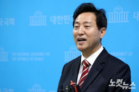 야권 후보 단일화를 위한 여론조사가 시작된 22일 오전 국회 소통관에서 국민의힘 오세훈 서울시장 후보가 기자회견을 마친 뒤 취재진들의 질문에 답하고 있다. 윤창원 기자