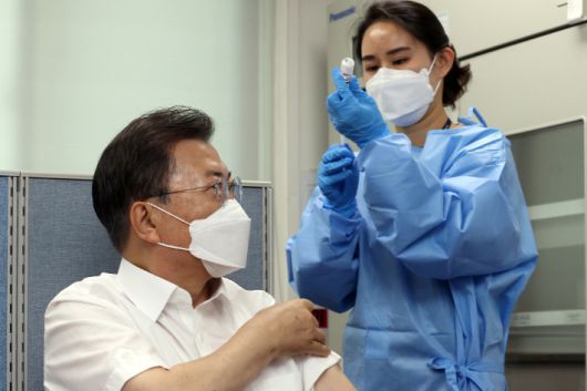 백신 접종 대기 중인 문재인 대통령. 연합뉴스