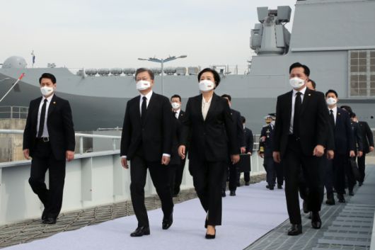 문재인 대통령과 부인 김정숙 여사가 26일 오후 경기도 평택시 해군 2함대사령부 천자봉함·노적봉함에서 열린 제6회 서해수호의 날 기념식을 마치고 퇴장하고 있다. 연합뉴스