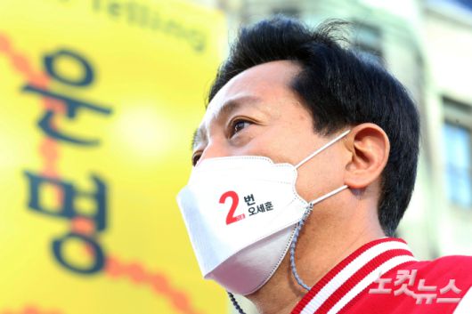 오세훈 국민의힘 서울시장 후보가 2일 오전 서울 종로구 광화문역 주변에서 출근길 선거유세를 위해 신호등을 기다리고 있다. 윤창원 기자