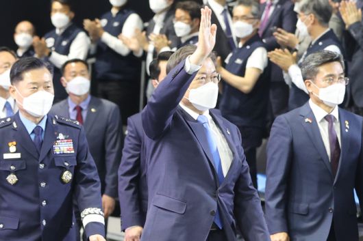 한국형전투기(KF-X) 시제기 출고식 참석한 문 대통령. 연합뉴스