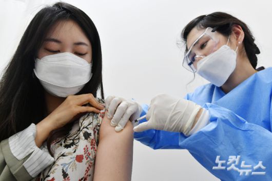 항공업계 종사자 대상 코로나19 백신 접종이 시작된 19일 오후 서울 강서구 부민병원에서 한 항공 운항 승무원이 아스트라제네카 백신을 접종하고 있다. 황진환 기자