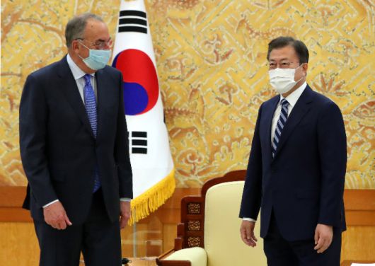 노바백스 최고경영자와 기념촬영하는 문재인 대통령. 연합뉴스