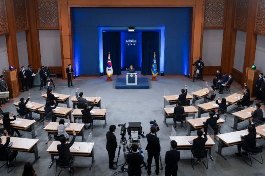 문재인 대통령이 10일 청와대 춘추관 대브리핑룸에서 취임 4주년 특별연설을 마치고 기자들과 질의 응답을 하며 질문자를 지명하고 있다. 연합뉴스