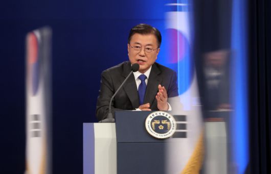 문재인 대통령이 10일 청와대 춘추관 대브리핑룸에서 취임 4주년 특별연설을 마치고 기자의 질문에 답하고 있다. 연합뉴스