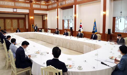 14일 오전 청와대에서 열린 더불어민주당 지도부 초청 간담회. 연합뉴스