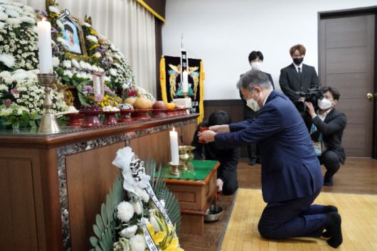 문재인 대통령이 지난 13일 오후 경기도 평택 안중백병원 장례식장에 마련된 고 이선호 씨 빈소를 찾아 조문하고 있다. 청와대 제공