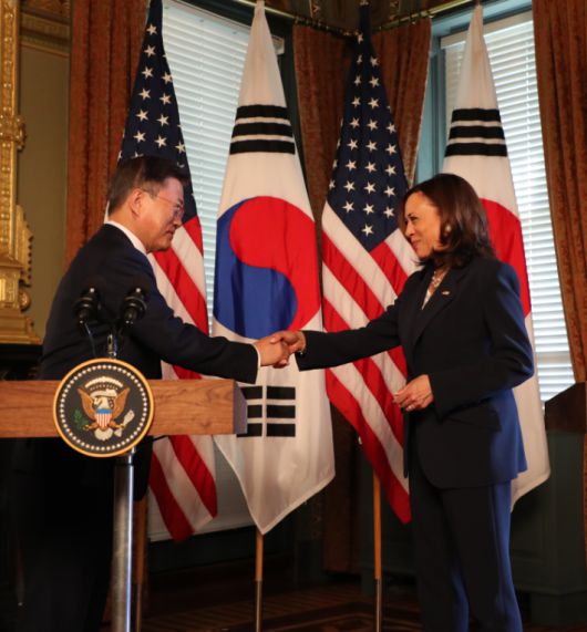 미국을 방문중인 문재인 대통령이 21일 오전(현지시간) 워싱턴 아이젠하워 행정동에서 카멀라 해리스 미국 부통령과 악수하고 있다. 연합뉴스