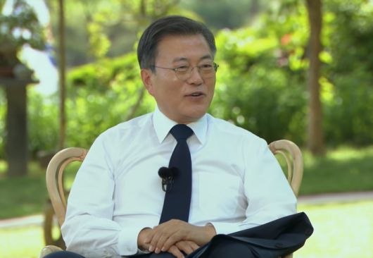 'P4G 서울 녹색미래 정상회의' 특별 홍보영상에 출연한 문재인 대통령이 폐페트병으로 만든 넥타이를 소개하고 있다. 청와대 유튜브 캡처