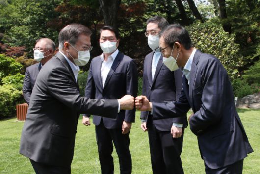 문재인 대통령이 2일 청와대 상춘재에서 최태원 SK 그룹 회장(왼쪽 세번째), 정의선 현대자동차그룹 회장(왼쪽), 구광모 LG 그룹 회장(왼쪽 네번째), 김기남 삼성전자 부회장 등 4대 그룹 대표와 간담회에서 앞서 인사하고 있다. 연합뉴스