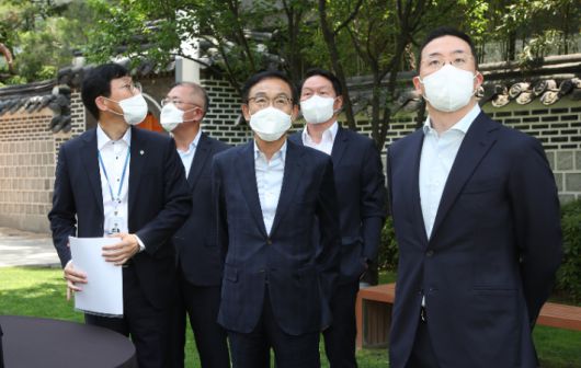 2일 청와대 상춘재에서 정의선 현대자동차그룹 회장(왼쪽 두번째부터), 김기남 삼성전자 부회장, 최태원 SK 그룹 회장, 구광모 LG 그룹 회장 등 4대 그룹 대표가 문재인 대통령과의  간담회를 위해 참석해 있다. 왼쪽은 이호승 정책실장. 연합뉴스