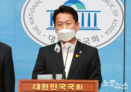 더불어민주당 초선 의원 모임 '더민초'의 운영위원장인 고영인 의원이 3일 국회 소통관에서 문재인 대통령과의 간담회 결과를 발표하고 있다. 앞서 문 대통령은 이날 오전 더불어민주당 초선의원을 청와대로 초청해 약 1시간 15분동안 간담회를 진행했다. 윤창원 기자