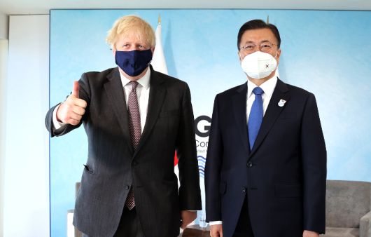 G7 정상회의 참석차 영국을 방문 중인 문재인 대통령이 13일(현지시간) 영국 콘월 카비스베이에서 열린 보리스 존슨 영국 총리와의 양자회담에서 기념촬영을 하고 있다. 연합뉴스