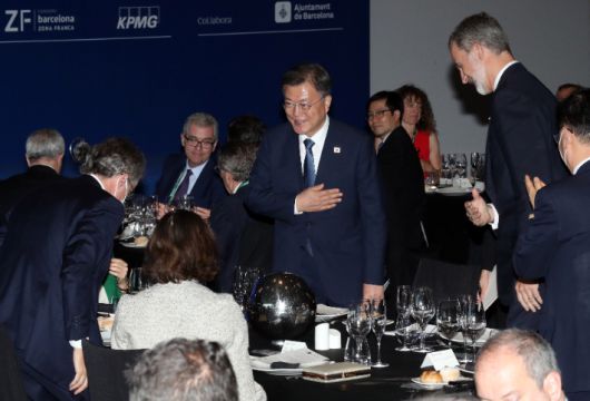 스페인을 국빈 방문 중인 문재인 대통령이 16일(현지시간) 스페인 바르셀로나에서 열린 경제인협회 연례포럼 및 개막만찬에 입장하며 펠리페 6세 국왕 등과 인사하고 있다. 연합뉴스