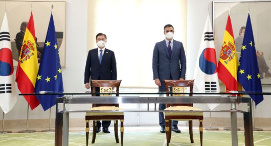 스페인을 국빈 방문 중인 문재인 대통령이 16일(현지시간) 스페인 마드리드 몬클로아 총리궁에서 열린 서명식에 페드로 산체스 총리와 참석해 있다. 연합뉴스