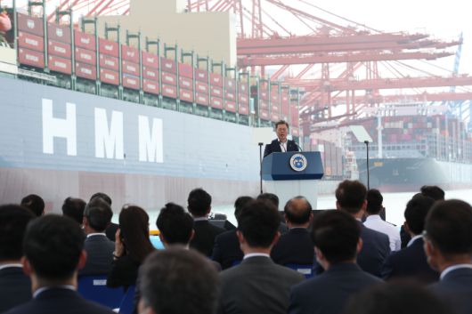문재인 대통령이 29일 부산신항 다목적부두에서 열린 해운산업 리더국가 실현전략 선포 및 1.6만TEU급 한울호 출항식에서 발언하고 있다. 연합뉴스