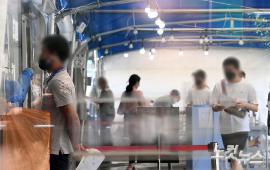 서울역광장에 마련된 선별검사소에서 시민들이 검사를 받고 있다. 황진환 기자