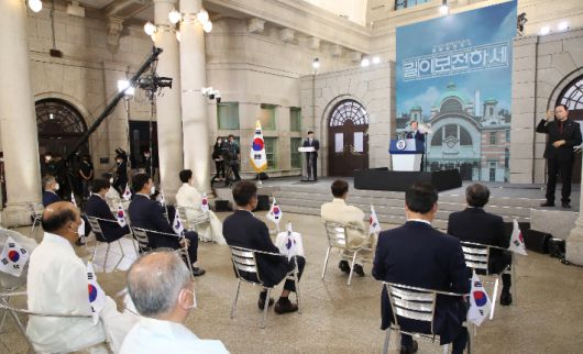 문재인 대통령이 15일 서울 중구 문화역서울284에서 열린 제76주년 광복절 경축식에서 경축사를 하고 있다. 연합뉴스