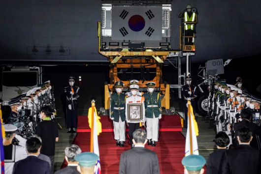 지난 15일 홍범도 장군 유해 봉환식. 청와대 제공