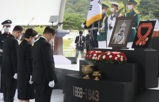 문재인 대통령과 김정숙 여사가 18일 오전 국립대전현충원에서 열린 홍범도 장군 유해 안장식에서 묵념하고 있다. 연합뉴스