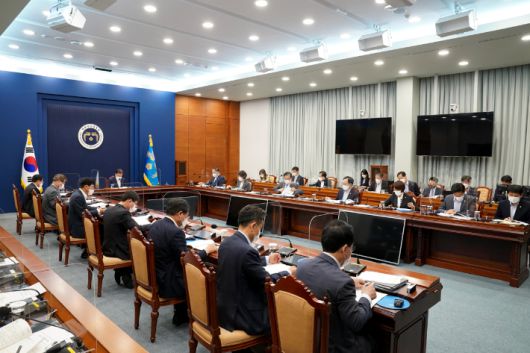 2일 청와대에서 열린 탄소중립 관련 관계 부처 보고. 청와대 제공