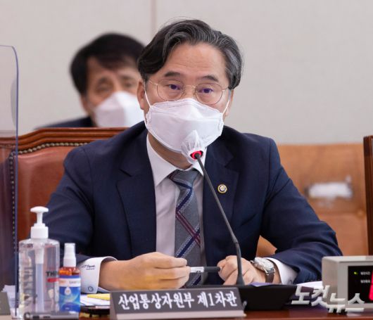 박진규 산업통상자원부 1차관이 9일 국회에서 열린 산업통상자원중소벤처기업위원회 전체회의에서 의원들 질의에 답하고 있다. 윤창원 기자