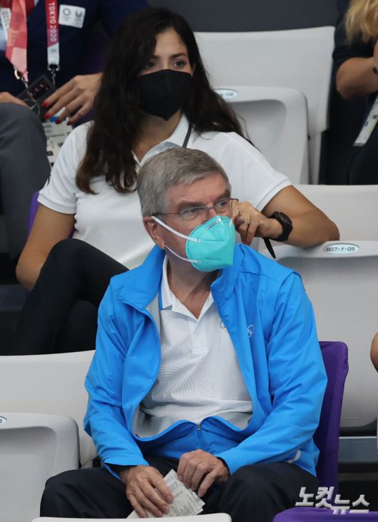 토마스 바흐 IOC위원장이 7월 29일 도쿄 아쿠아틱스 센터를 방문해 선수들의 경기를 관람하고 있다. 올림픽사진공동취재단