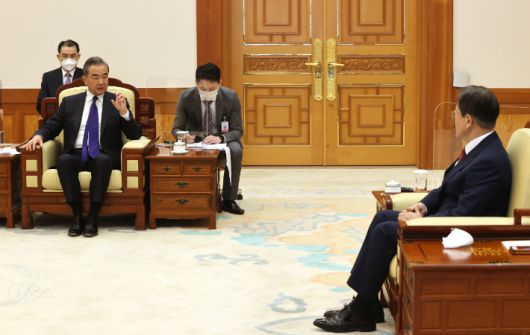 문재인 대통령이 15일 청와대 본관 접견실에서 왕이 중국 국무위원 겸 외교부장을 접견하며 왕이 외교부장의 인사말을 듣고 있다. 연합뉴스