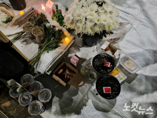 오후 10시 50분부터 '임시 분향소'엔 동료 자영업자들의 추모 발길이 이어졌다. 발걸음을 할 형편이 안 된 자영업자들은 각종 음료와 짜장면, 와플, 치킨 등 음식을 보내는 것으로 마음을 전했다. 임민정 기자