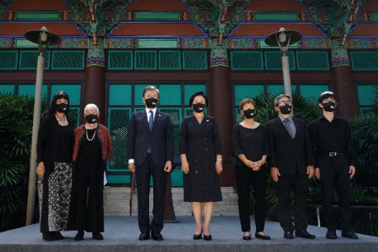 문재인 대통령과 김정숙 여사가 22일(현지시각) 미국 하와이대 한국학 연구소에서 열린 독립유공자 훈장 추서식에서 애국장과 애족장을 수여받은 독립유공자 김노디 지사 후손, 안정송 지사 후손을 비롯한 참석자들과 기념촬영을 하고 있다. 연합뉴스