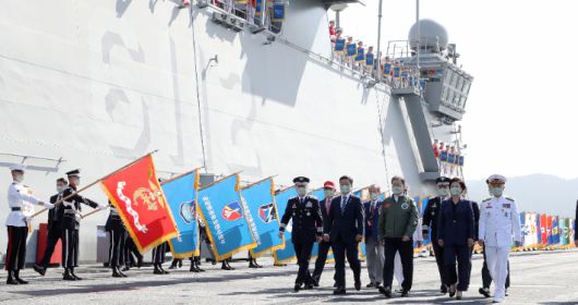 문재인 대통령과 김정숙 여사가 1일 경북 포항 영일만 해상 마라도함에서 열린 제73주년 국군의 날 기념식에 합동기수단의 도열을 받으며 참석하고 있다. 연합뉴스