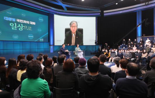 서울 여의도 KBS 공개홀에서 열린 2021 국민과의 대화 '일상으로'에서 정은경 질병관리청장이 답변하고 있다. 연합뉴스