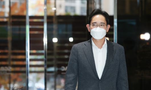 이재용 삼성전자 부회장이 캐나다·미국 출장을 위해 지난 14일 오전 서울김포비지니스항공센터를 통해 출국하는 모습. 연합뉴스