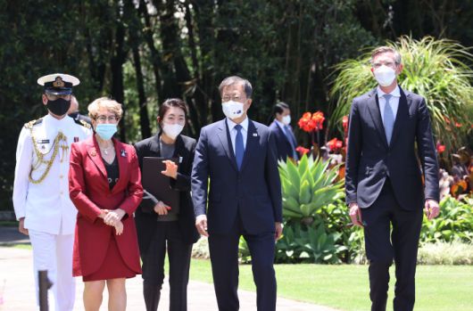 간담회에 앞서 문재인 대통령이 시드니 뉴사우스웨일즈주 주총독 관저에서 열린 마가렛 비즐리 주총독 내외 주최 오찬에 참석해 비즐리 주총독, 도미닉 페로테 주총리 등과 정원을 산책하고 있다. 연합뉴스