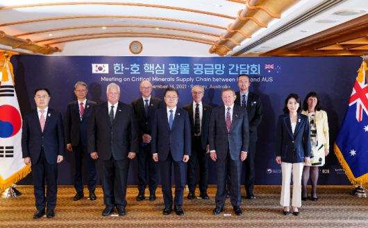 문재인 대통령이 한-호주 핵심 광물 공급망 간담회에 참석해 참석자들과 기념촬영을 하고 있다. 연합뉴스