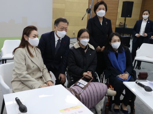 문재인 대통령과 김정숙 여사가 29일 충남 공주시 공주대학교 옥룡캠퍼스에서 열린 공주대학교 부설 특수학교 설립 간담회를  마친 뒤 국민의힘 김예지 의원(왼쪽부터), 이화영 공주대 특수교육과 학생, 더불어민주당 최혜영 의원과 기념촬영을 하고 있다. 연합뉴스