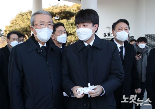 국민의힘 김종인 총괄선대위원장과 이준석 대표가 지난 1일 오전 서울 동작구 국립서울현충원을 참배한 후 대화를 나누고 있다. 오른쪽은 윤석열 대선 후보. 박종민 기자