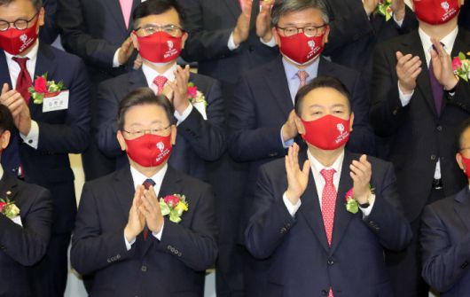 3일 오전 서울 영등포구 한국거래소 서울사옥에서 열린 2022년 증권·파생상품시장 개장식에 참석한 국민의힘 윤석열 대선후보(오른쪽). 연합뉴스