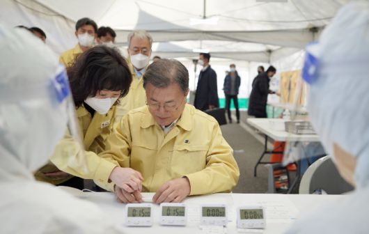 직접 신속항원검사를 받아보는 문재인 대통령. 연합뉴스