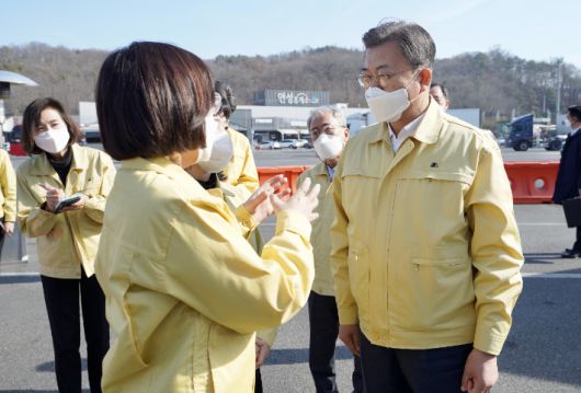 문재인 대통령이 김보라 안성시장과 정혜숙 안성시 보건소장으로부터 현황 보고를 받고 있다. 연합뉴스