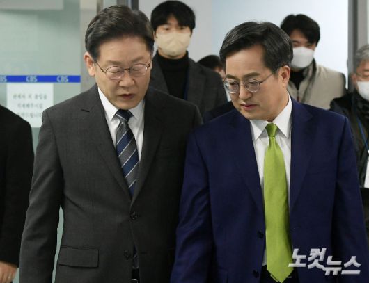 더불어민주당 이재명 대선 후보와 새로운물결 김동연 대선후보가 2일 서울 양천구 CBS사옥에서 열린 양자 정책토론회를 위해 스튜디오로 이동하고 있다. 이한형 기자