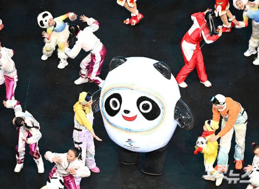 4일 중국 베이징 국립경기장에서 열린 2022 베이징동계올림픽 개막식에서 공연이 펼쳐지고 있다.